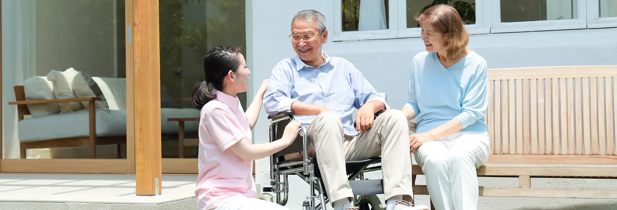 介護福祉士と利用者と家族